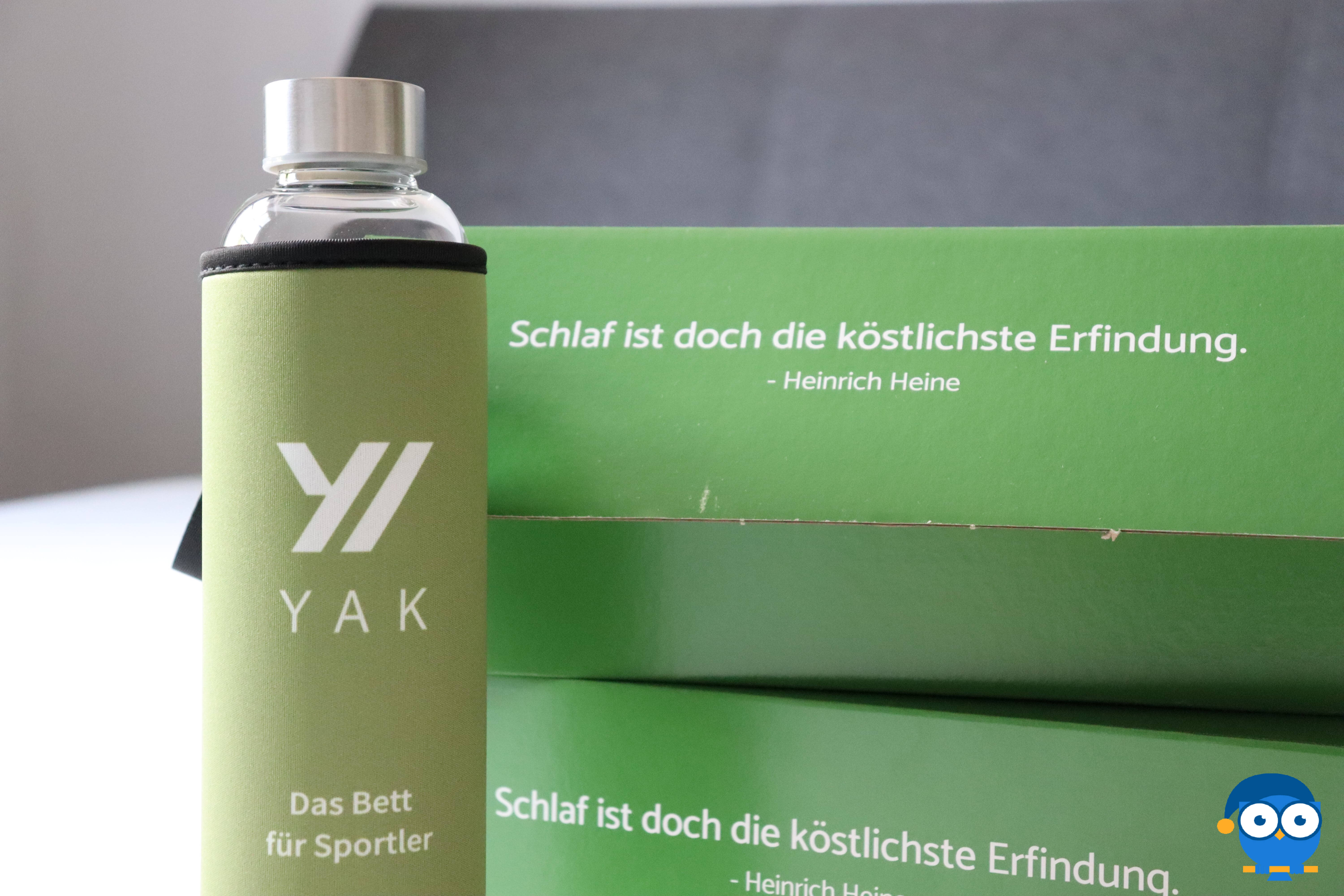 Eine YAK-Glasflasche vor der Verpackung.